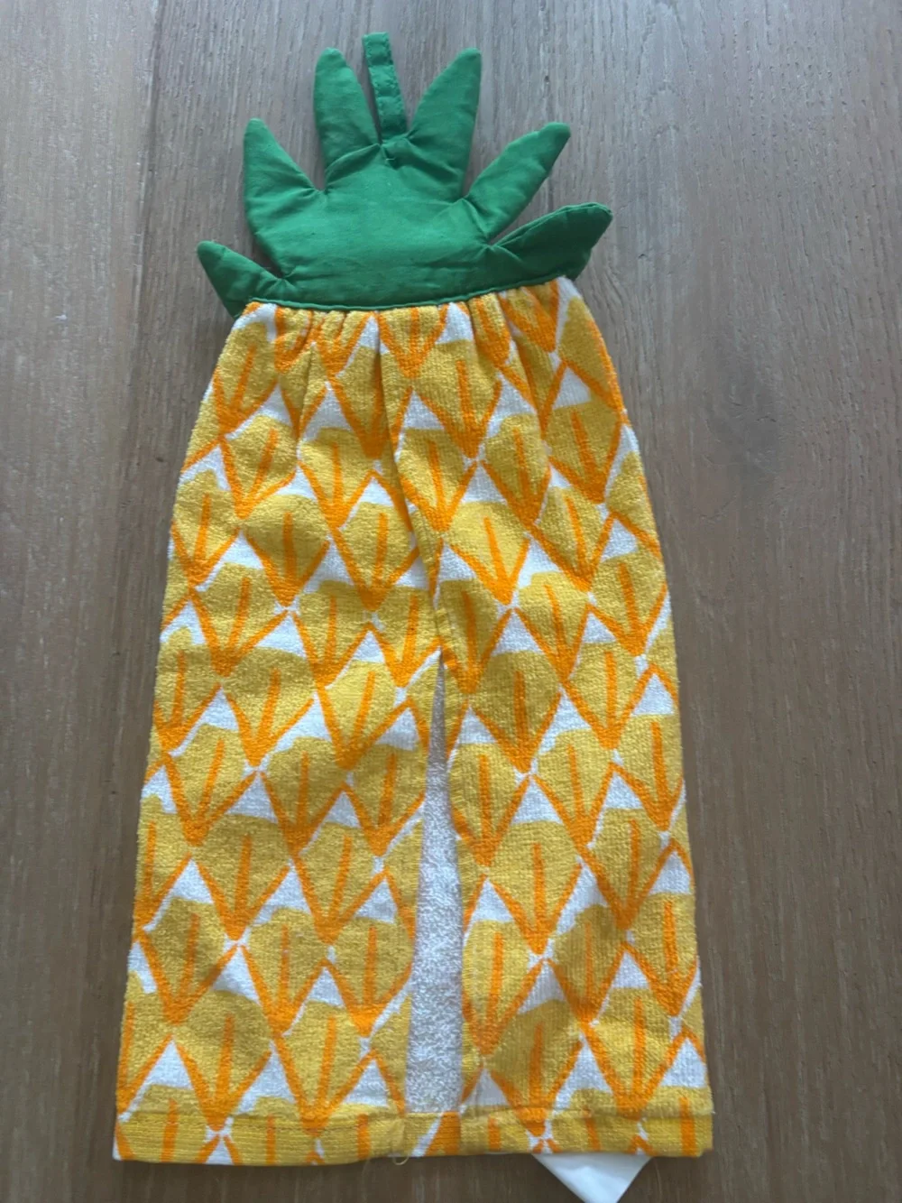 Pineapple Kitchen Towel with Green Leaf Top set